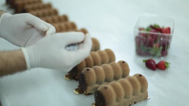Decoración Pastel Con Chocolate — Vídeo de stock