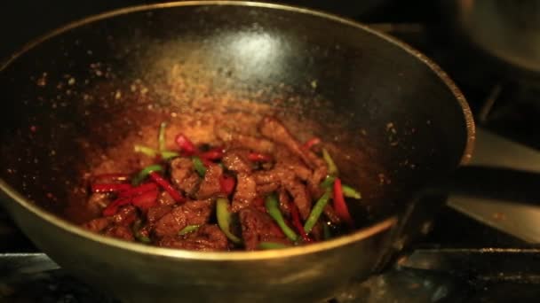 肉的烹饪盘 — 图库视频影像
