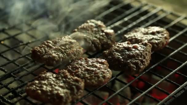 Grill Med Fräsande Köttbullar — Stockvideo