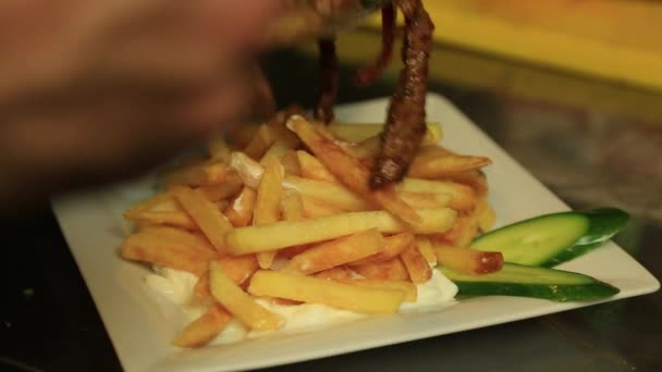 Plato Carne Está Siendo Preparado Para Servir — Vídeo de stock