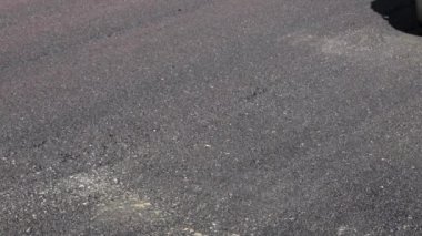 Sıcak asfalt üzerinde yol silindiri