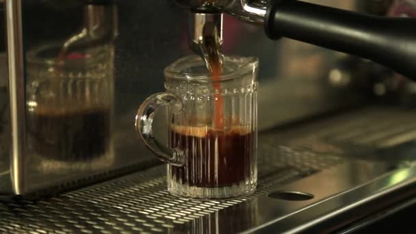クローズ アップ コーヒー メーカーはガラスのカップにコーヒーを注ぐ — ストック動画