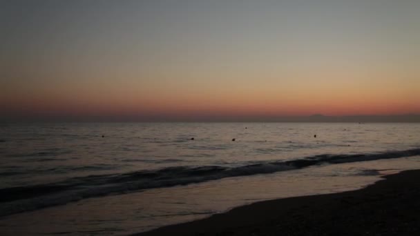 Paar Spaziert Händchen Haltend Strand Bei Atemberaubendem Sonnenuntergang — Stockvideo