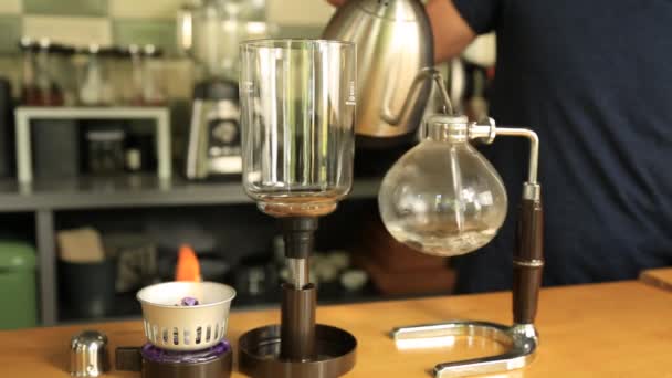 Homem Está Preparando Café Syphon — Vídeo de Stock