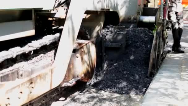 Machine Pavage Remplissante Camion Avec Asphalte — Video