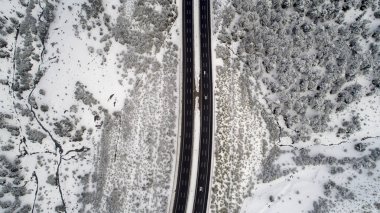 Havadan görünümü kış asfalt karayolu ya da otoyol yol araçları ile kırsal kesimde ve kargo lojistik kamyon kış zamanında. Kış manzarası