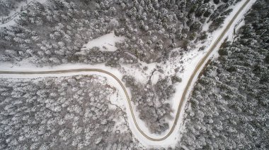 Havadan görünümü kış orman. Doğal kış manzara--dan soluduğumuz hava. Orman kış kar altında zaman. Sisli ve karlı kış dağlar hava görünümünü. Bir yolun pastoral kış manzara havadan görünümü.