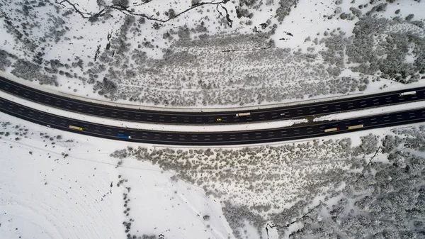Вид Воздуха Зимнее Асфальтовое Шоссе Автомагистраль Сельской Местности Автомобилями Грузовыми — стоковое фото
