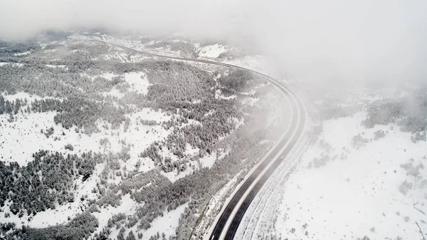 Luftaufnahme Der Winterlich Asphaltierten Autobahn Oder Autobahn Der Landschaft Mit — Stockfoto