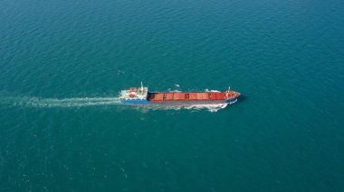 Hava üstten görünüm konteyner gemisi tam hız ve güzel dalga deniz üzerinde lojistik