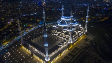 Havadan görünümü Çamlıca Camii ve Istanbul. amlca Istanbul'da en güzel tepedir. Bu tepenin en büyük yapı Çamlıca Camii gece Istanbul'da olduğunu
