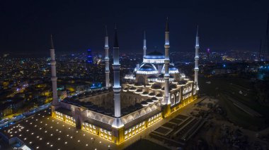 Havadan görünümü Çamlıca Camii ve Istanbul. amlca Istanbul'da en güzel tepedir. Bu tepenin en büyük yapı Çamlıca Camii gece Istanbul'da olduğunu