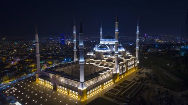 Havadan görünümü Çamlıca Camii ve Istanbul. amlca Istanbul'da en güzel tepedir. Bu tepenin en büyük yapı Çamlıca Camii gece Istanbul'da olduğunu