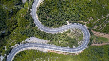Türkiye 'deki yüksek dağ geçidinden dolambaçlı yol. 