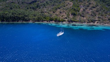 Deniz ve yat havadan görünümü. Okyanusun ortasında yelkenli gemi, üst görünümü, yaz arka plan. Güneşli bir günde açık denizde yelken Yat için amazing görünümü