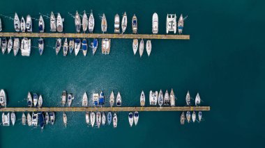 Yat ve teknenin havadan görünümü marinave berrak su. Türkiye'de Marina'nın havadan görünümü. Tatil simgeleri .