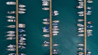 Yat ve teknenin havadan görünümü marinave berrak su. Türkiye'de Marina'nın havadan görünümü. Tatil simgeleri .