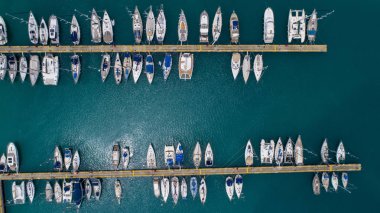 Yat ve teknenin havadan görünümü marinave berrak su. Türkiye'de Marina'nın havadan görünümü. Tatil simgeleri .
