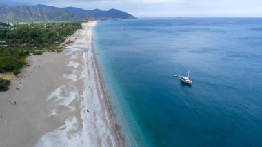Antalya Türkiye'de Çıralı Plajı ve Olimpos'un havadan görünümü. Olympos Şehri
