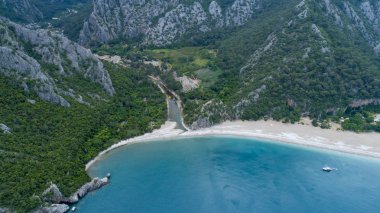 Antalya Türkiye'de Çıralı Plajı ve Olimpos'un havadan görünümü. Olympos Şehri