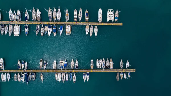 Вид Воздуха Яхты Катера Причаливающие Причале Чистую Воду Вид Воздуха — стоковое фото