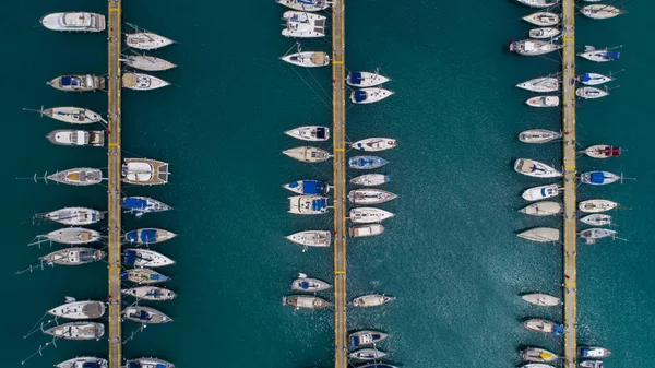 Yat ve teknenin havadan görünümü marinave berrak su. Türkiye'de Marina'nın havadan görünümü. Tatil simgeleri .