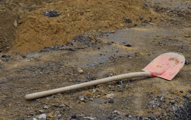 Yenilenmiş bir şehir caddesinde kırmızı metal kürek