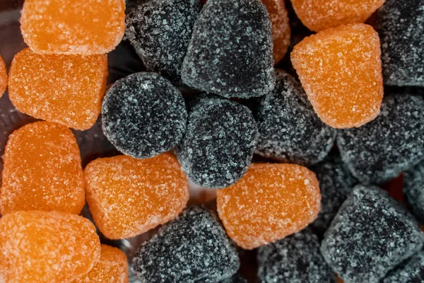 Närbild Spice Droppar Orange Och Svart Gummy Godis Till Halloween — Stockfoto