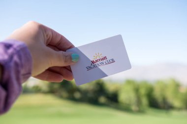 8 Mayıs 2018 - Palm Desert, California: Bir el güneşli bir günde bir Marriott Vacation Club Oda kart anahtar tutar. Marriott Vacation club otel zincirinin Devremülk iş birimidir. Seçici odak