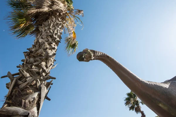 Июнь 2018 Кабазон Калифорния Статуя Бронтозавра Смотрит Небо Динозавров Кабазона — стоковое фото