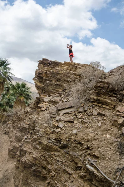 Fit Active Žena Turista Stojí Útesu Palm Springs Canyon Pitné — Stock fotografie