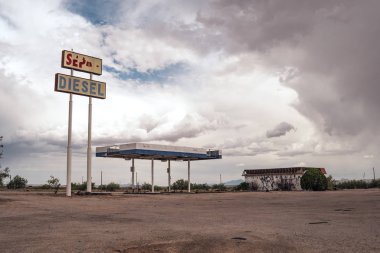 Lordsburg, New Mexico - 30 Haziran 2018: New Mexico çölün ortasında terk edilmiş benzin istasyonu çürüyen ve dilapatated var