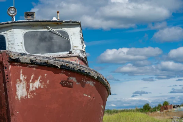 Barco Enferrujado Vermelho Abandonado Resistido Fica Campo Grama Pantanosa Longo — Fotografia de Stock