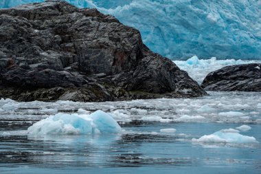 Iceburgs, buz parçaları ve deniz yığın kaya oluşumları Aialik Bay Aialik buzul Alaska'nın Kenai Fjords Milli Parkı'nda tarafından. Su ve buz mavi renk