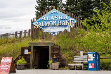 12 Ağustos 2018 - Fairbanks Alaska: İşareti Alaska Somon balığı fırında öncü Park, balık ve diğer gıda yaz aylarında hizmet veren bir gece büfesi için