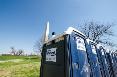 Washington, Dc - 10 Nisan 2014: Arka planda Washington Anıtı ile taşınabilir tuvalet banyo sıraya