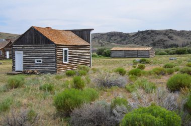 Wyoming South Pass şehrin binaları terk edilmiş. Sagebrush yüksek çöl peyzaj