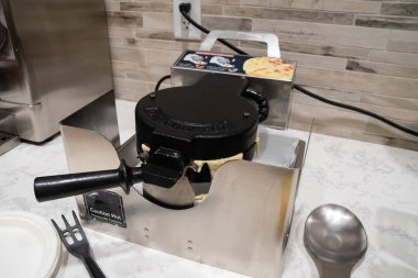 Kendi waffle maker İstasyonu bir otelin ücretsiz continential kahvaltı yapmak