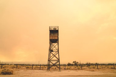 Muhafız Kulesi Manzanar Japon toplama kampında bağımsızlık California, dumanlı bir orman yangını sırasında turuncu sis göğe, 9 Temmuz 2018 - bağımsızlık, California getiriyor
