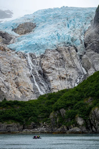 Balsa Turistas Identificables Cerca Del Glaciar Holgate Muestra Escala Gran — Foto de Stock