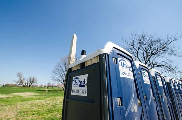 华盛顿特区 2014年4月10日 便携式外屋浴室与背景中的华盛顿纪念碑排成一行 — 图库照片
