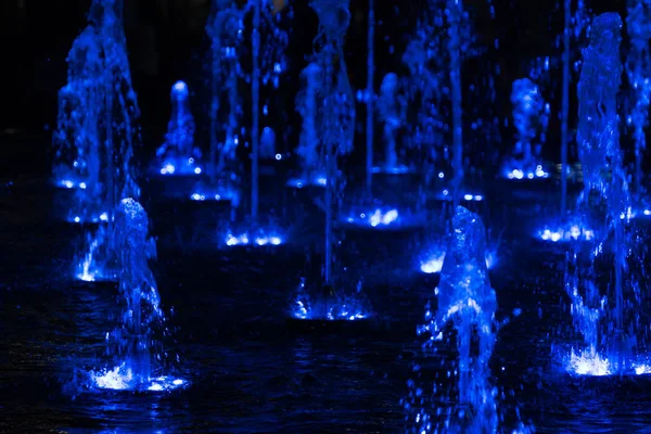 Vista Abstracta Las Fuentes Azules Luz Agua Bailando Por Noche — Foto de Stock