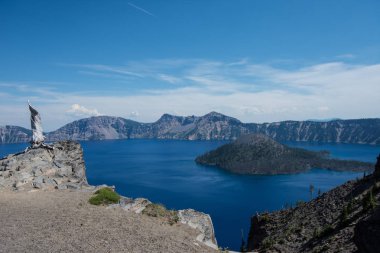 Geniş açılı görünüş Oregon, Krater Gölü Milli Parkı güneşli açık yaz gününde. Sihirbazı Adası ve ağaç güdük fotoğraf
