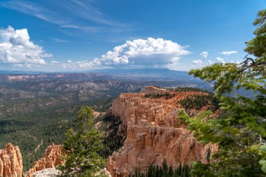 Gökkuşağı noktası Bryce Canyon Milli Parkı güneşli bir günde