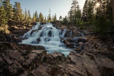 Gündüz uzun pozlama Glenn yakınındaki South Lake Tahoe California alp düşüyor. İpeksi şelale görünüm güneş parlama ile