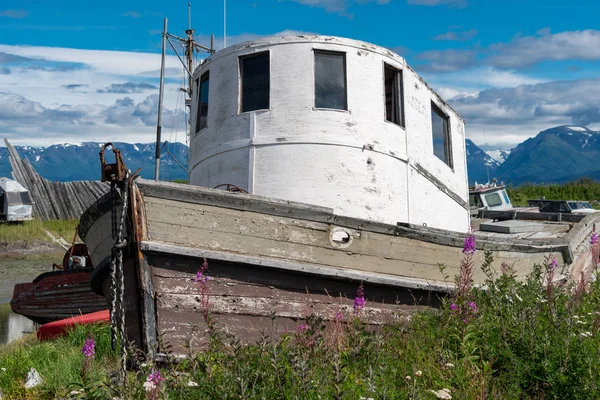 Abandoned Shipwreck Sits Junkyard Homer Spit Alaska Sunny Day — Stock Photo, Image