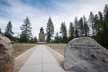 3 Temmuz 2018 - Lake Tahoe, Ca: Donner parti hatırlayarak görünümünü Donner Memorial State Park, yerleştirilen anıt.