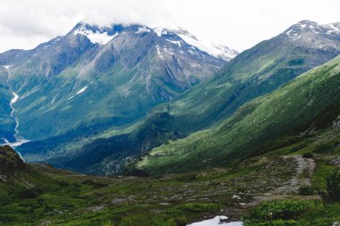 Dağlar ve tepeler ve buzullar, ' 98 Richardson yolu boyunca Valdez'in Alaska'da izi boyunca harika manzara