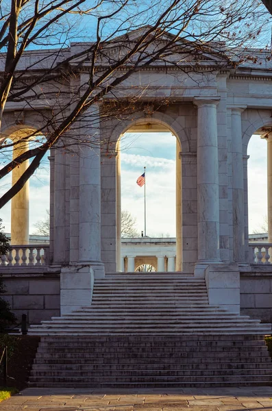 弗吉尼亚州阿灵顿 2018年11月15日 阿灵顿国家公墓的纪念圆形剧场 背景中的美国国旗 — 图库照片