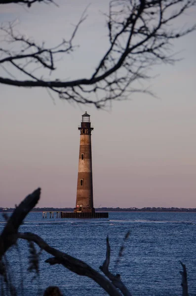 Morris Island Lighthouse Oddali Otoczony Nagie Drzewa Zachodzie Słońca Znajduje — Zdjęcie stockowe